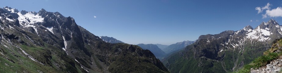 Fototapeta na wymiar Panorama sulle montagne bergamasche val seriana orobie