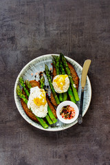 Toasts with aspargus and eggs