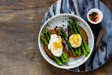 Toasts with aspargus and eggs