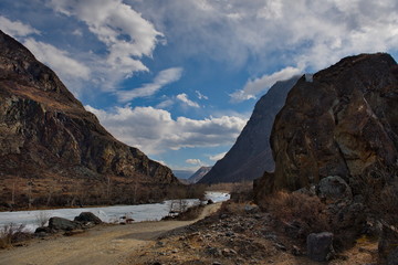 Fototapeta na wymiar Russia. Mountain Altai. Dirt road in the valley of the river Chulyshman.