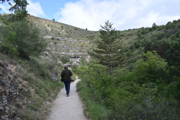 Paisajes montañosos con formaciones rocosas.