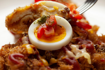 卵をのせたチキンカツ