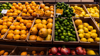 カラフルなフルーツの並んだ市場の風景