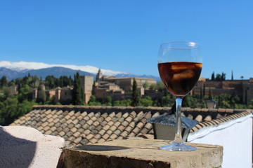 Refresco ante la Alhambra de Granada con Sierra Nevada al fondo