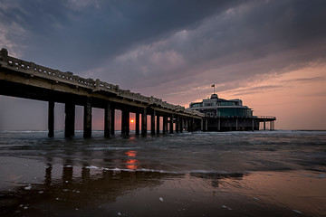 Obraz premium Sunset by the Pier of Blankenberge, Belgium