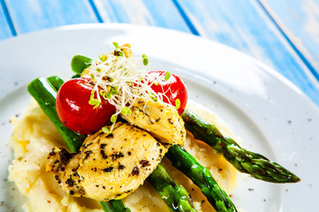 Grilled chicken fillet and vegetables