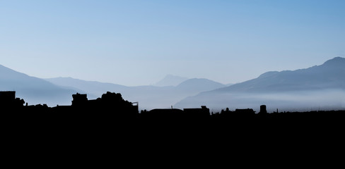 siluetas de las montañas al amanecer