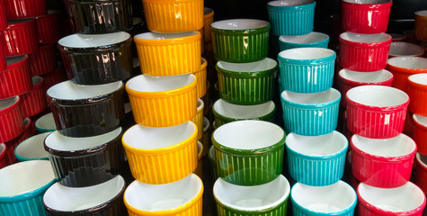 Fundo com potes coloridos