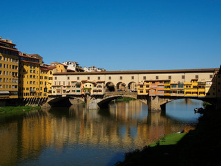 Fototapeta na wymiar Italia, Firenze, il Ponte Vecchio e il fiume Arno.
