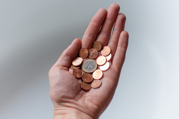 Fototapeta na wymiar Euromünzen Münzen in der Hand ein Euro Cent Eurocent Kleingeld Ein zwei Fünf