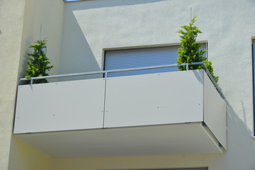 Balkon mit Metall-Geländer und Kunststoff-Plattenverkleidung an moderner...