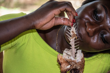 Naklejka premium woman eating fish