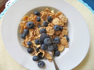 Bowl of cereal with fresh blueberries for a nutritional breakfast