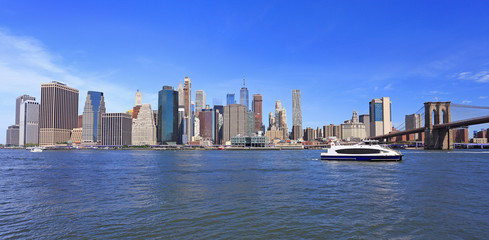 Obraz premium Brookly Bridge with New York City skyline on the background, USA