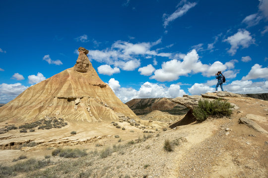 Une touriste photographie un site géologique dans le désert