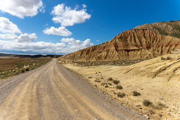 une route dans le désert ocre et jaune des Bardenas en Espagne 