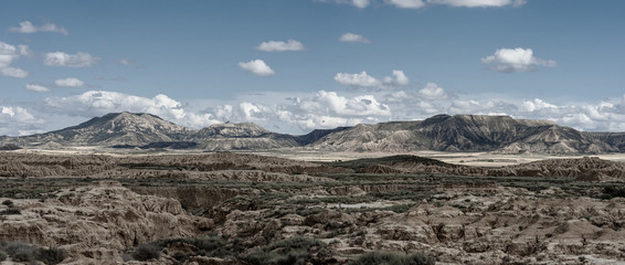 Vue panoramique sur un désert en espagne, bleutée