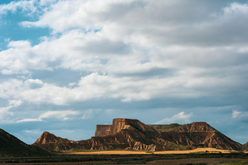 des montagnes et leurs crêtes dans un désert sous le soleil couchant