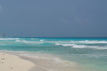 Fototapeta na wymiar Marlin Beach in Cancun, Quintana Roo, Mexico. Blue caribbean sea. 