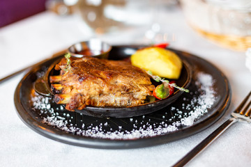 Fried ribs with potatoes, red pepper and sauce