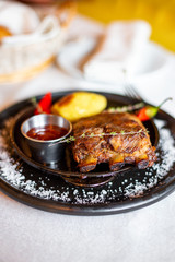 Fried ribs with potatoes, red pepper and sauce