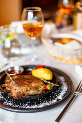 Fried ribs with potatoes, red pepper and sauce