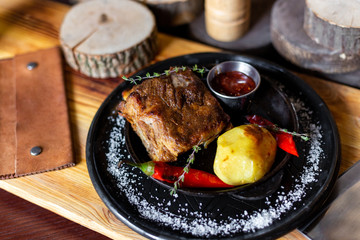 Fried ribs with potatoes, red pepper and sauce
