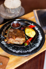 Fried ribs with potatoes, red pepper and sauce