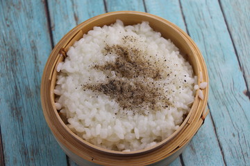 Riz blanc dans un panier en bambou