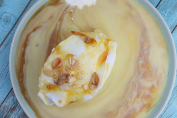 Île flottante et crème anglaise