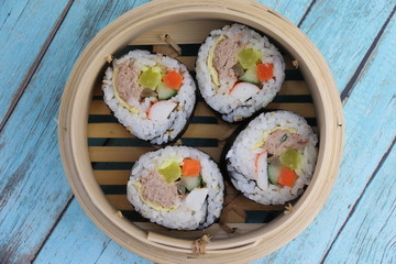 Maki dans un panier en bambou