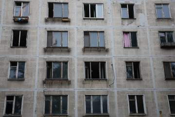 Obraz premium Abandoned house with broken windows and left things, depressive urban background