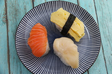 Sushi saumon, œuf et Saint Jacques 