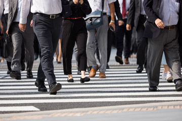 横断歩道を渡るビジネスマンたち