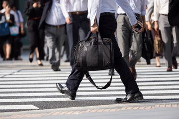 横断歩道を渡るビジネスマンたち