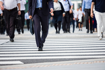 Obraz premium 横断歩道を渡るビジネスマンたち