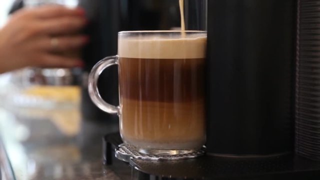 Automatic coffee machine with coffee capsules or coffee pods