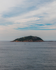 A beleza do mar e pedras no Rio de Janeiro