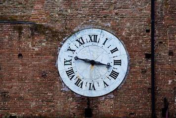 Sray zegar na wieży zegarowej