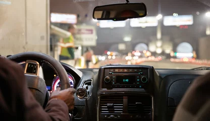Crédence de cuisine en verre imprimé TAXI de new york Driving in New York at night. Interior view of taxi cab in traffic.