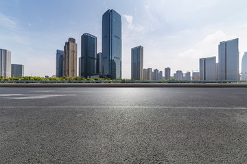Obraz premium Panoramic skyline with empty road