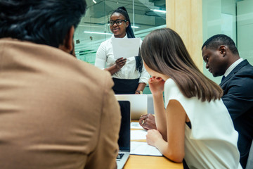 Obraz premium team work group of international business partners : indian,korean, afro-american people working together in modern room