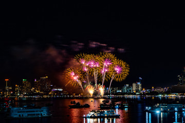 Fototapeta premium PATTAYA, THAILAND - MAY24: Beautiful lights on the night, colorful fireworks, and International fireworks at Pattaya International Fireworks Festival 2019 on May 24,2019 in Pattaya,Thailand.