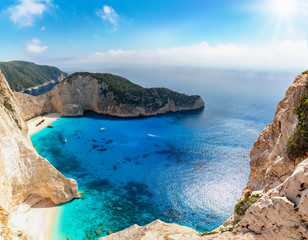 Panoramablick auf den berühmten Shipwreck Strand von Zakynthos mit blau-türkisem Meer und Sonnenschein, Ionische Inseln, Griechenland