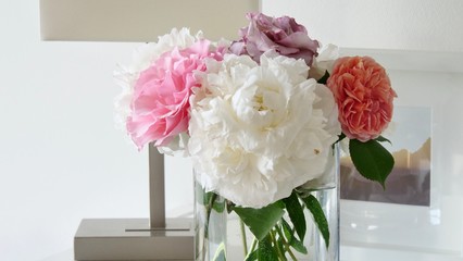 weiss-rosa Blumenstrauss halbnah mit Pfingstrosen und Rosen