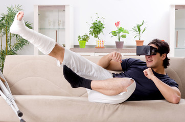 Obraz premium Leg injured young man suffering at home 