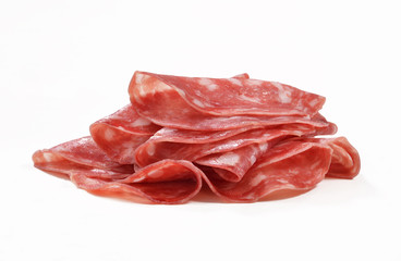 Rebanadas de salami fresco sobre fondo blanco.