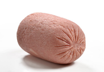 Envuelto de pate de pollo sobre fondo blanco.