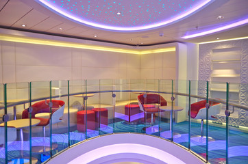 Galerie in Lounge mit Glasgeländer, LED-Beleuchtung und Sitzecken