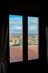パラドールの窓越しに見た古都トレド（スペイン、カスティーリャ＝ラ・マンチャ州）
